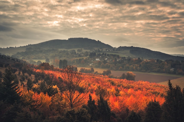Blick auf den Hohen Dörnberg an einem bewölkten Herbstmorgen
