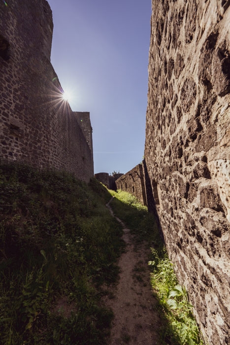Zwischen den Burgmauern im kühlen Schatten