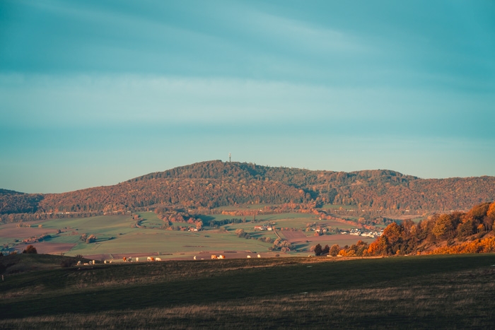 Toskana-Landschaft, in der Ferne der Bärenbergturm auf dem gleichnamigen Berg.